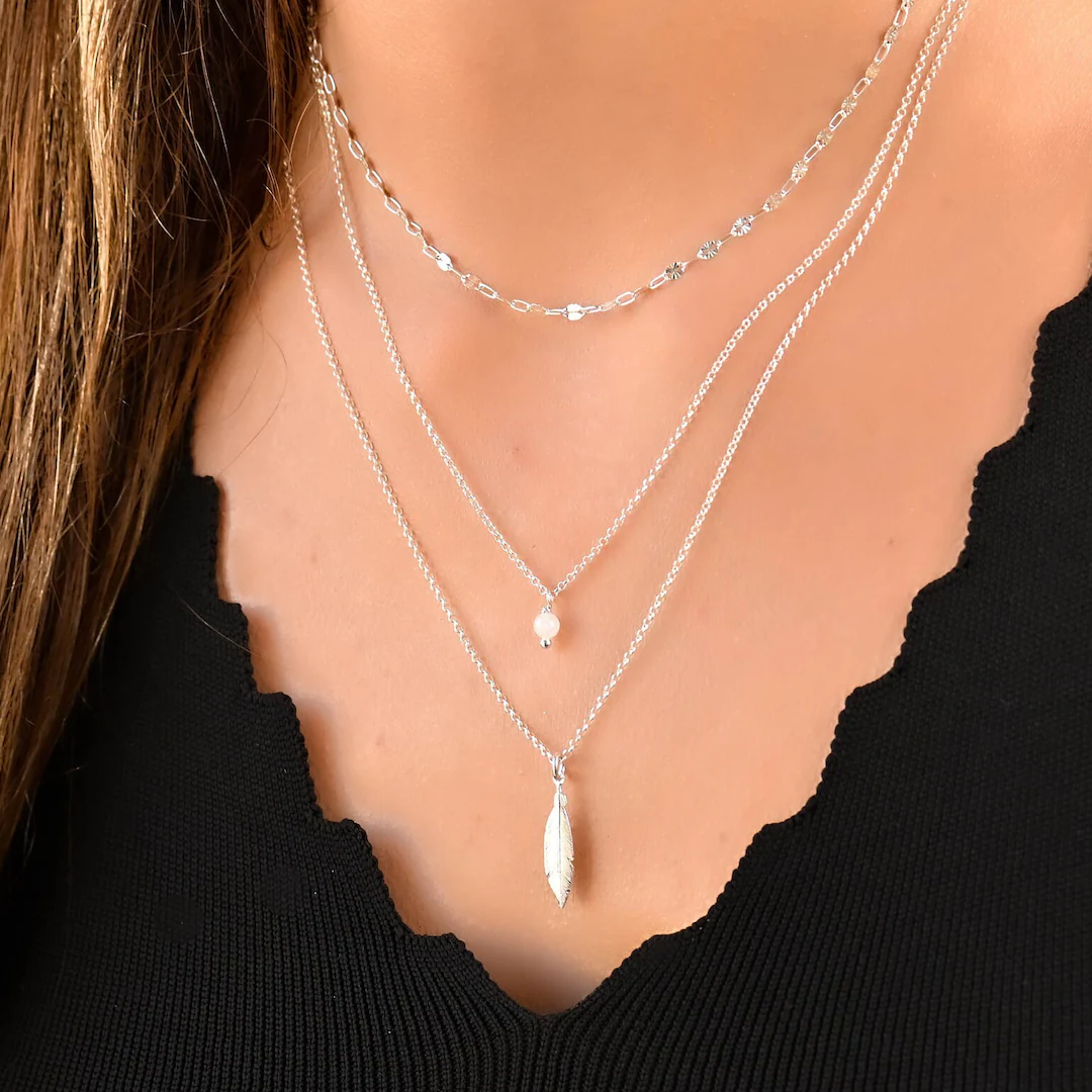 Cómo combinar cadenas en un look de todos los dias